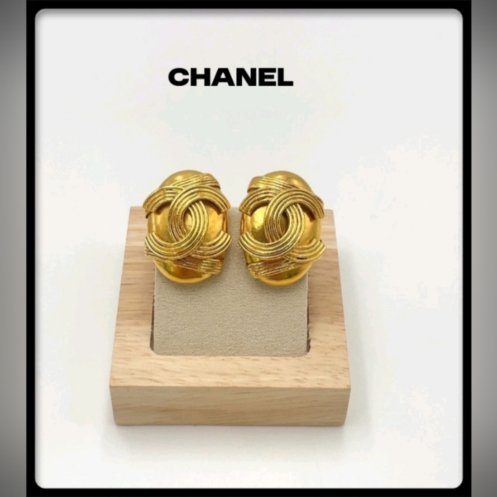 Authentic Chanel 1994 CC Coco Mark Oval Gold Plated Clip-On Earrings W Box